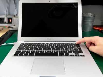 Riparazione MacBook Air 13&rdquo; 2015 (Modello A1466) con Metodo REBALLING