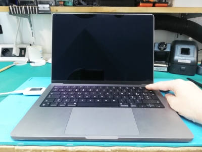 MacBook Pro 14&rdquo; non si accende: riparazione scheda logica e chip USB-C