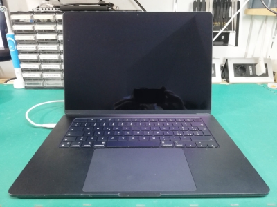 MacBook Air 15&rdquo; M2 con Schermo Nero: Sostituzione Display senza Scocca