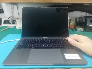 MacBook Pro 13&rdquo; non si accende: riparazione CPU su modello A1708 (2017)
