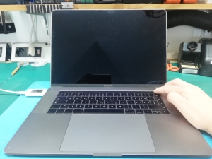 MacBook Pro 15&rdquo; non si avvia: riparazione chipset e reballing BGA