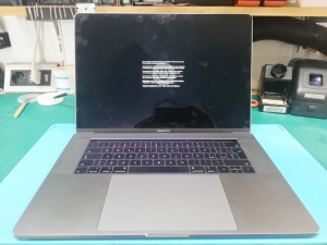 MacBook Pro 15&rdquo; si riavvia di continuo: riparazione scheda video AMD