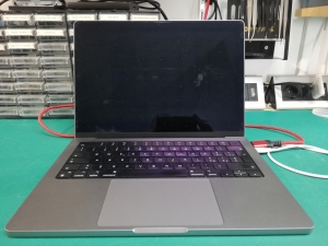 Riparazione MacBook Pro M2 14&Prime; (2023, modello A2779) con schermo nero e retroilluminazione assente