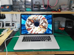 Riparazione Scheda Madre MacBook: Recupero Dati dopo Caduta con Penna USB Inserita